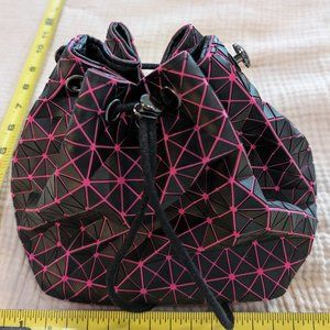 Geometric 3d style hot pink drawstring hobo bag